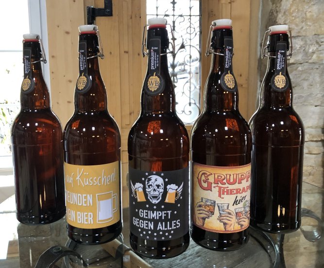 2 Liter B&uuml;gelflaschen HUUS-Bier mit personalisierbaren Etiketten