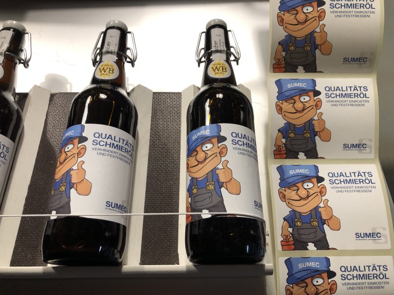 Bier mit Etikette der Firma